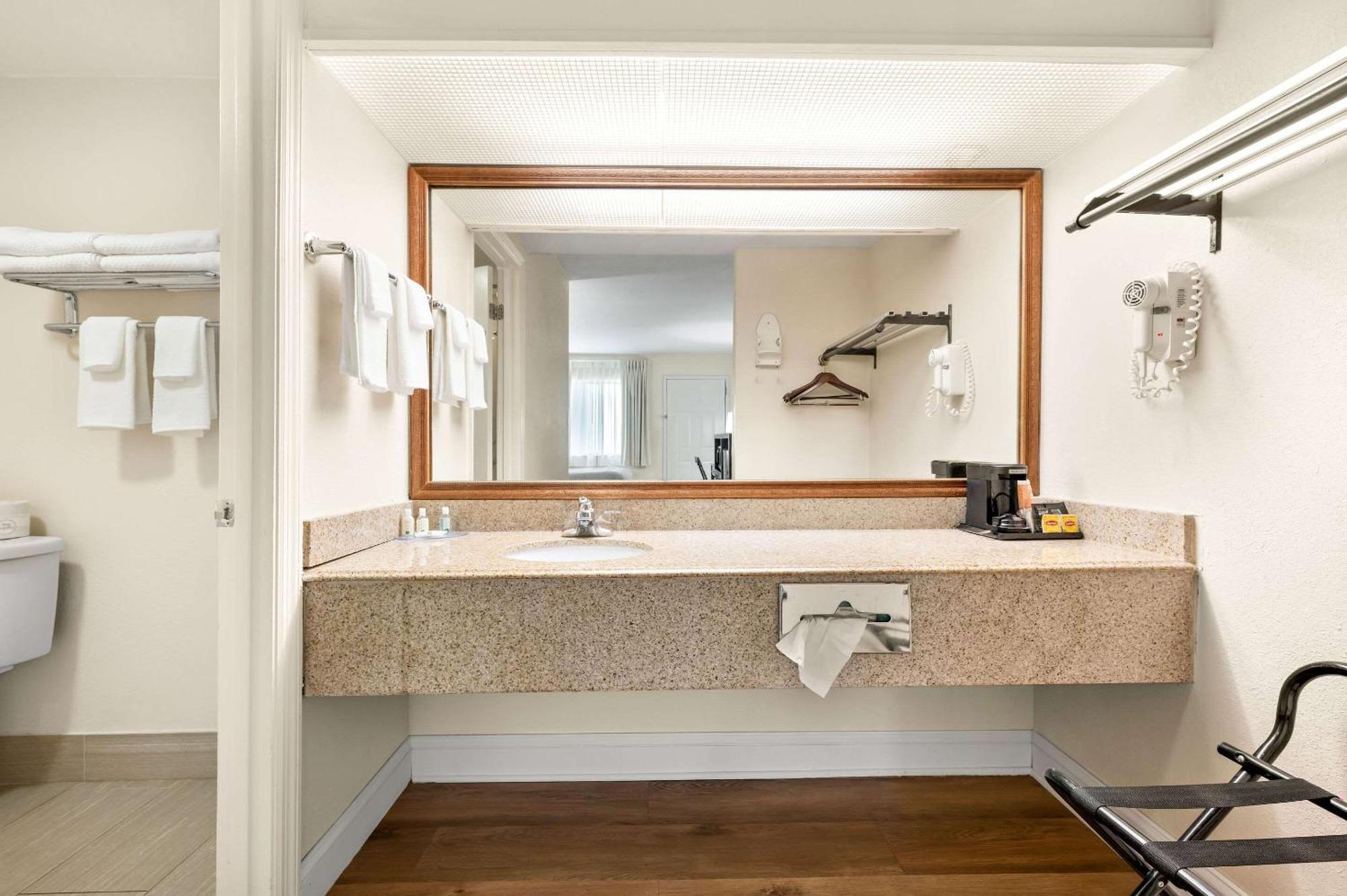 Quality Inn Pelham I-65 Exit 246 Bagian luar foto