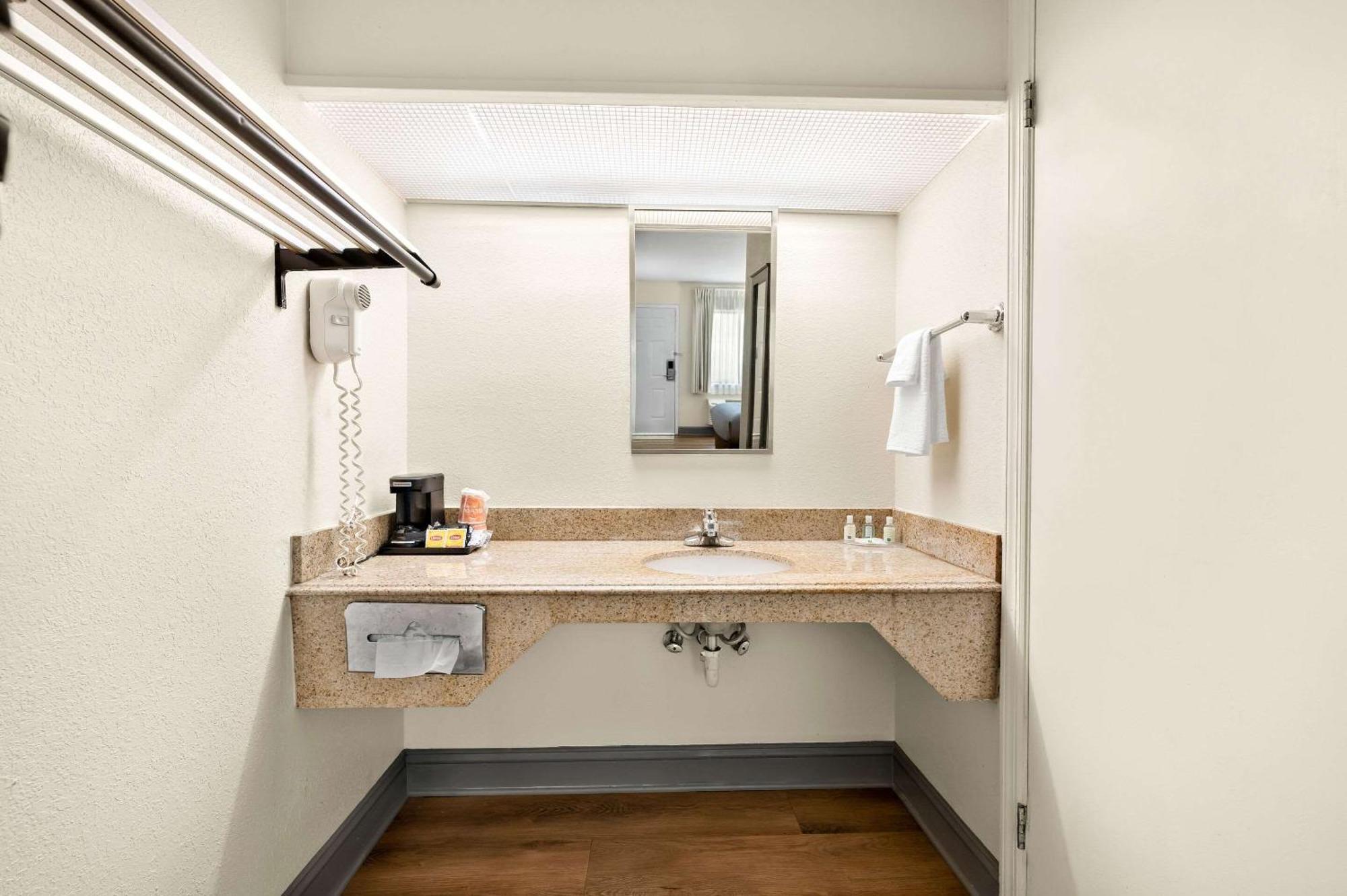 Quality Inn Pelham I-65 Exit 246 Bagian luar foto
