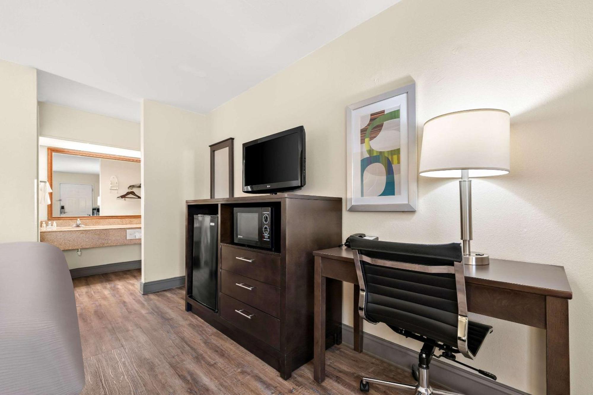 Quality Inn Pelham I-65 Exit 246 Bagian luar foto