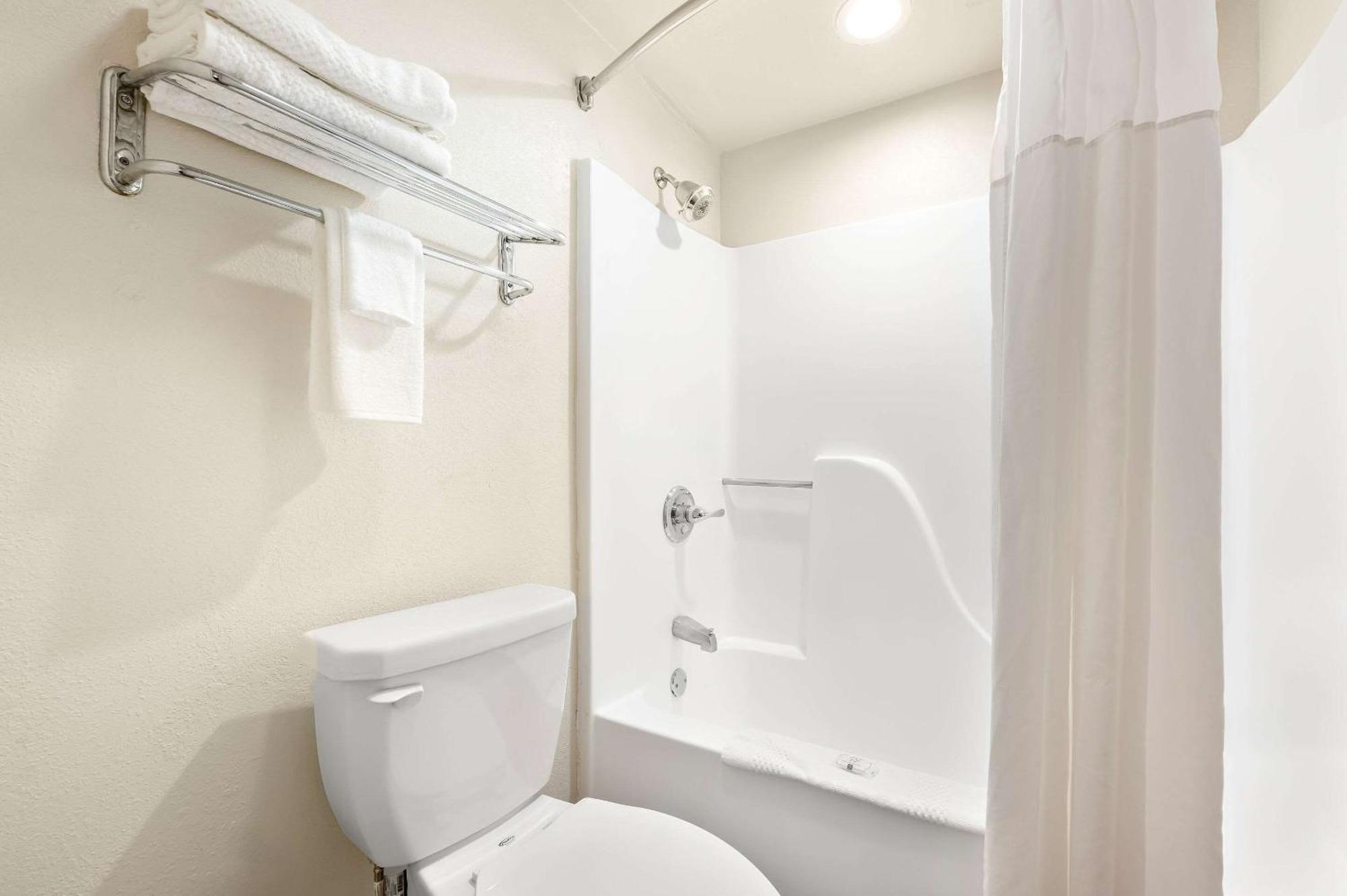 Quality Inn Pelham I-65 Exit 246 Bagian luar foto