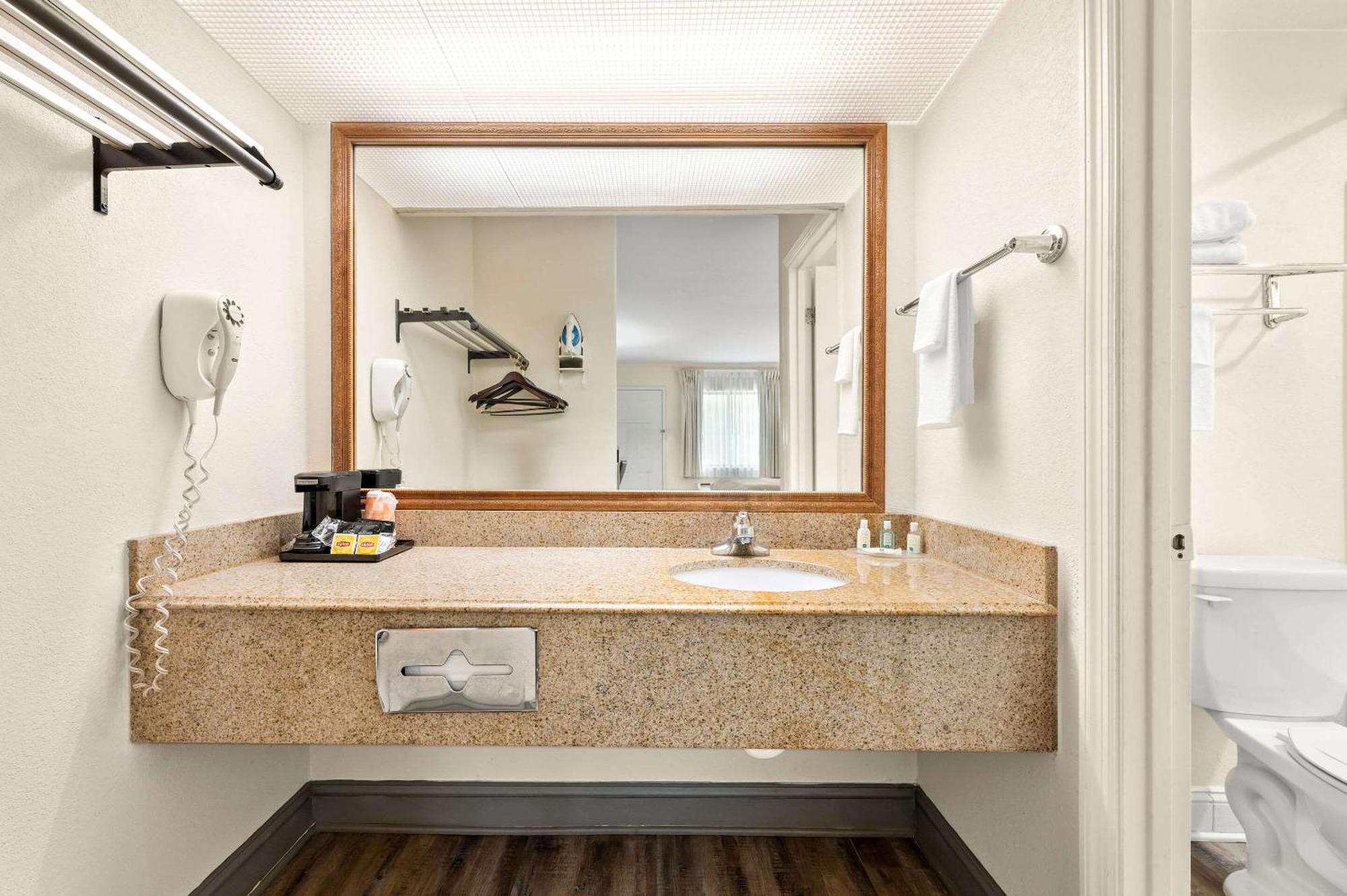 Quality Inn Pelham I-65 Exit 246 Bagian luar foto