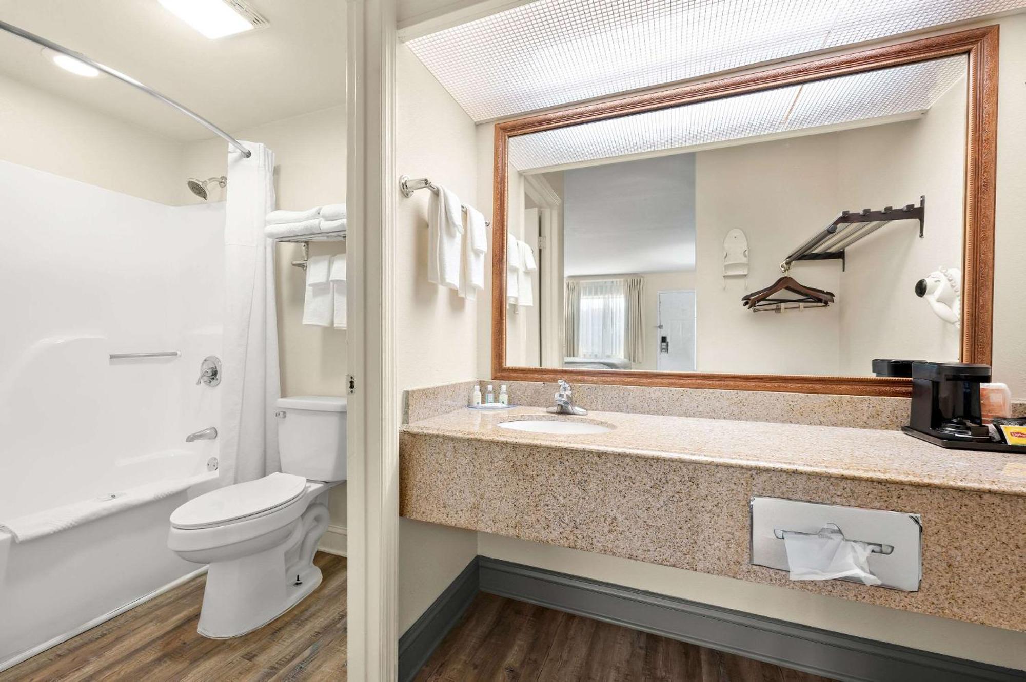 Quality Inn Pelham I-65 Exit 246 Bagian luar foto